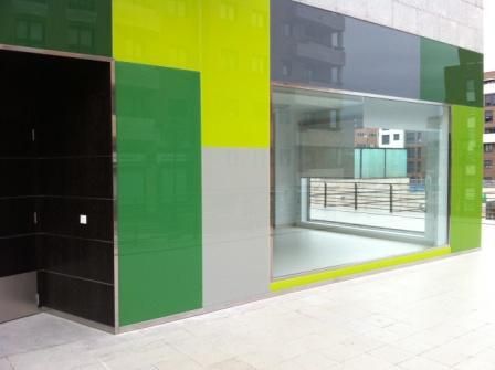 Exterior con azulejos verdes para oficina