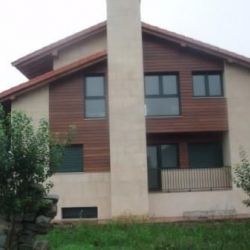 Chalet unifamiliar con acabados en madera