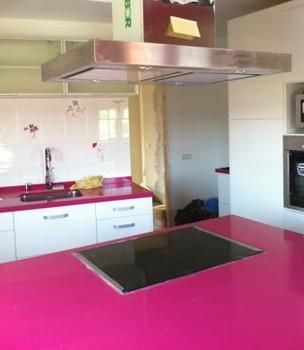 Vista general de cocina con electrodomésticos