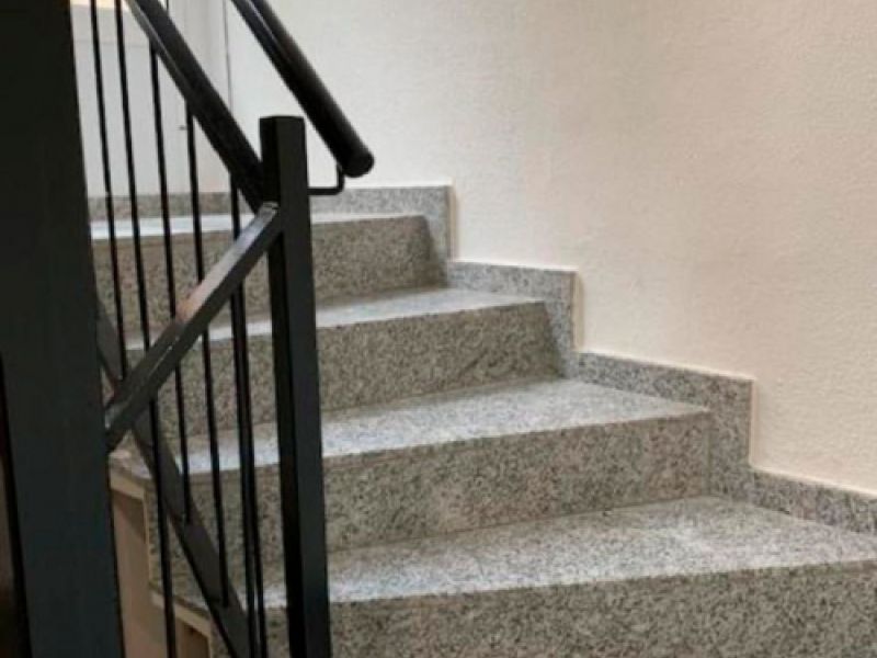 Acceso a escaleras de portal sin barreras arq