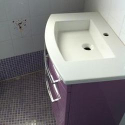 Lavado de baño con acabados lilas