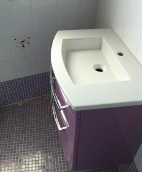 Lavado de baño con acabados lilas