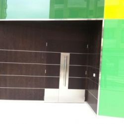 Exterior con azulejos verdes para oficina