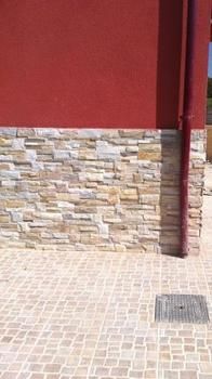 Detalle de fachada en piedra y cemento